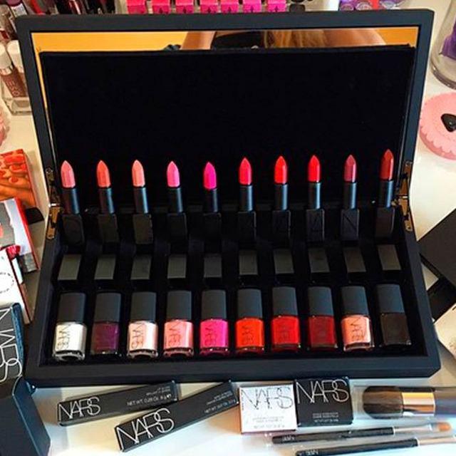 รูปภาพ:https://naildesignsjournal.com/wp-content/uploads/2018/06/gifts-for-girlfriend-lipstick-nail-polish-set.jpg