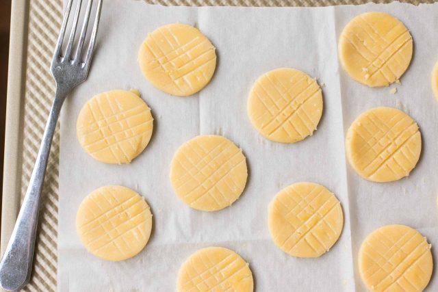 รูปภาพ:https://www.davidlebovitz.com/wp-content/uploads/2016/05/Sable-Breton-French-butter-cookie-recipe-5-640x427.jpg