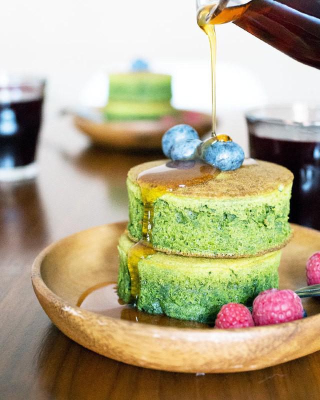 รูปภาพ:https://www.ohhowcivilized.com/wp-content/uploads/2015/05/0515-matcha-japanese-pancakes-6.jpg