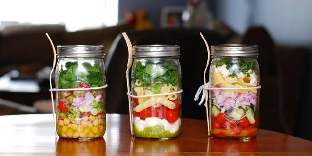 รูปภาพ:http://i.huffpost.com/gen/1837344/images/o-MASON-JAR-SALAD-facebook.jpg