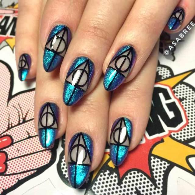 รูปภาพ:https://naildesignsjournal.com/wp-content/uploads/2018/06/harry-potter-fan-art-nails-designs-blue-shimmery-base-deathly-hallows.jpg