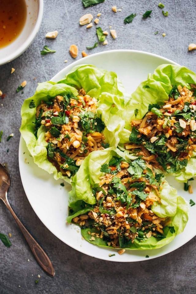 รูปภาพ:https://cdn.pinchofyum.com/wp-content/uploads/Chicken-Lettuce-Wraps-1-2-768x1152.jpg