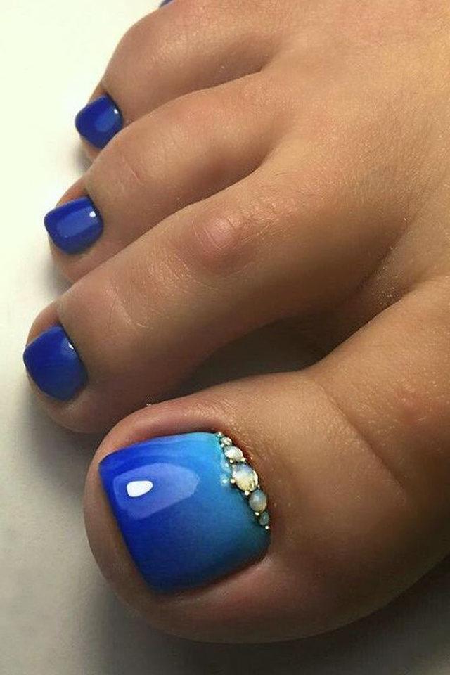 รูปภาพ:https://www.koees.com/blog/wp-content/uploads/2018/06/toe-nail-designs-beach-blue-ombre.jpg