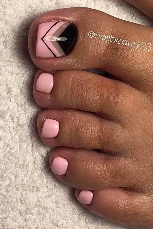 รูปภาพ:https://www.koees.com/blog/wp-content/uploads/2018/06/toe-nail-designs-beach-pink-black-pattern.jpg