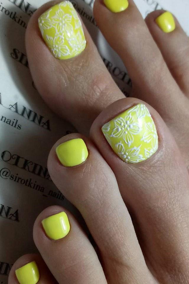 รูปภาพ:https://www.koees.com/blog/wp-content/uploads/2018/06/toe-nail-designs-beach-yellow-white-flower-design.jpg