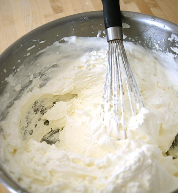 รูปภาพ:http://www.pastrypal.com/wp-content/uploads/2014/04/how_to_make_butter_3.jpg