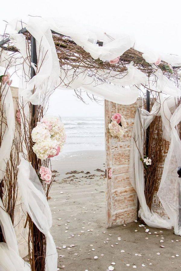 รูปภาพ:http://www.deerpearlflowers.com/wp-content/uploads/2015/07/Rustic-Beach-Wedding-Arch-Ideas.jpg