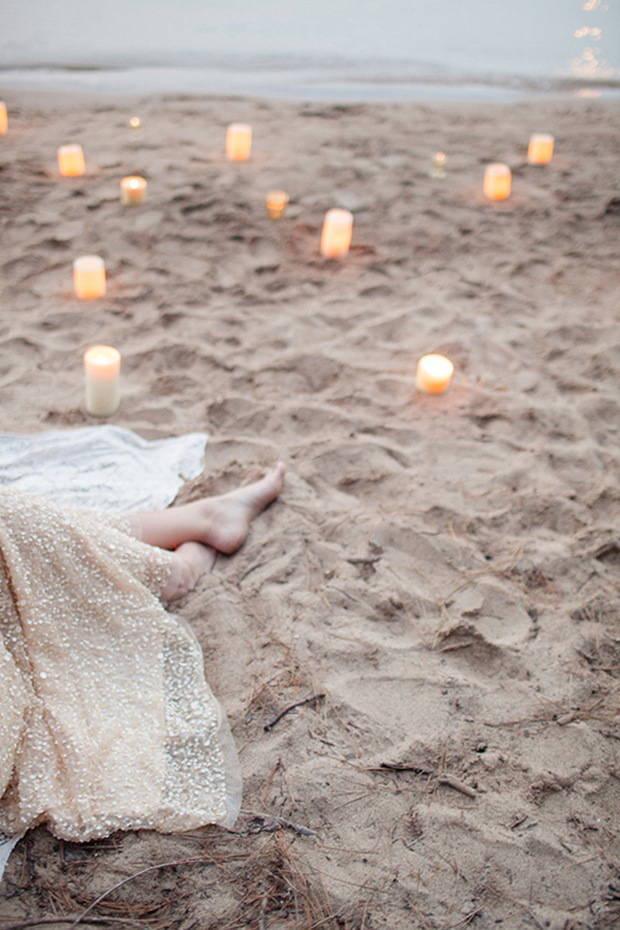 รูปภาพ:http://www.tulleandchantilly.com/blog/wp-content/uploads/2015/07/beach-wedding-candle-lights-wedding-ideas.jpg