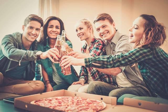 รูปภาพ:http://greatives.eu/themes/osmosis/wp-content/uploads/2014/10/Group-of-young-multi-ethnic-friends-with-pizza-and-bottles-of-drink-celebrating-in-home-interior.jpg