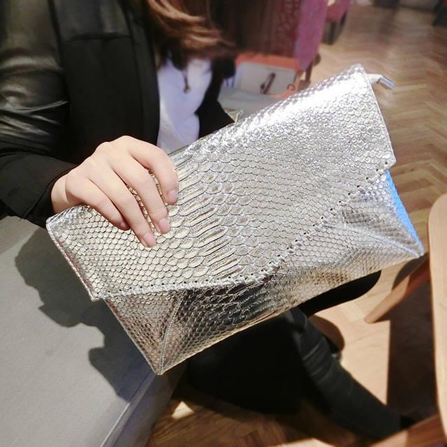 รูปภาพ:http://g01.a.alicdn.com/kf/HTB1EtsUHVXXXXbRXXXXq6xXFXXXV/-font-b-Club-b-font-snakeskin-silver-clutch-bag-women-Europe-envelope-bag-tide-fashion.jpg