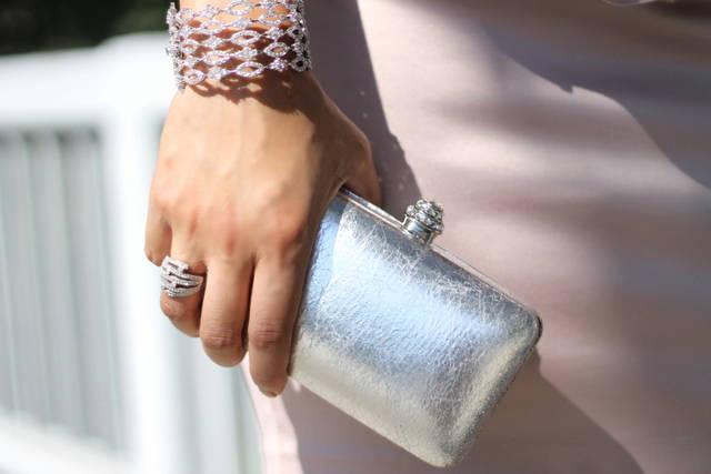 รูปภาพ:http://styleat30.com/wp-content/uploads/2012/08/Silver-Clutch.jpg