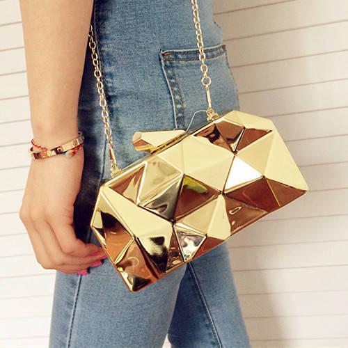 รูปภาพ:http://4.bp.blogspot.com/-fzoev6HpuGs/Tpj0_Jn9jwI/AAAAAAAAEms/kDcoMSK1mDU/s1600/Chanel+metallic+geometric+clutch.jpg