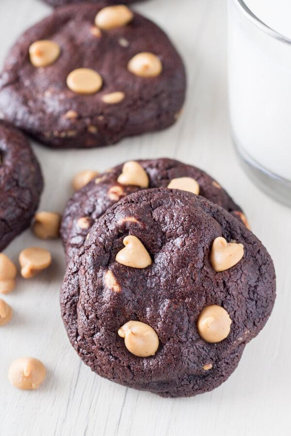 รูปภาพ:https://www.justsotasty.com/wp-content/uploads/2017/01/Dark-Chocolate-Peanut-Butter-Cookies-6.jpg