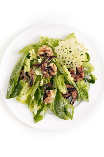 รูปภาพ:https://hips.hearstapps.com/ghk.h-cdn.co/assets/cm/15/11/55004c5691470-ceasar-salad-parmesan-crisps-0610-s3.jpg?crop=0.8xw:1xh;center,top&resize=980:*