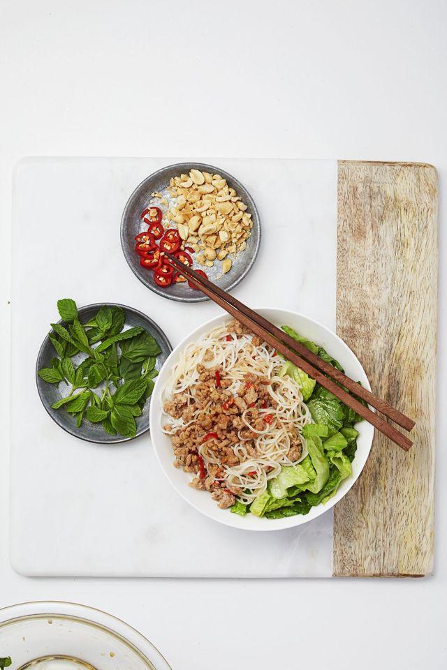 รูปภาพ:https://hips.hearstapps.com/ghk.h-cdn.co/assets/15/20/1431637383-vietnamese-noodle-salad-0615.jpg?crop=1.0xw:1xh;center,top&resize=980:*