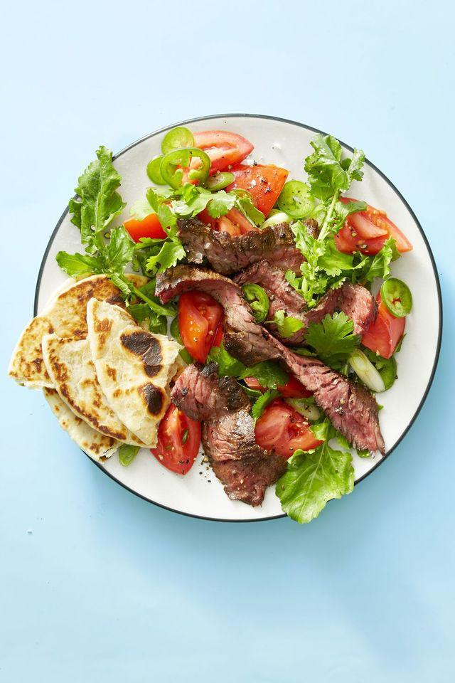 รูปภาพ:https://hips.hearstapps.com/hmg-prod.s3.amazonaws.com/images/grilled-steak-tortilla-salad-ghk-0528-1524087142.jpg?crop=1xw:1xh;center,top&resize=980:*