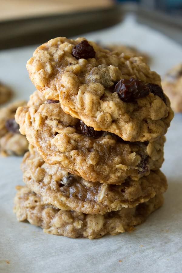 รูปภาพ:https://www.justsotasty.com/wp-content/uploads/2015/08/Oatmeal-Raisin-Cookies-4.jpg