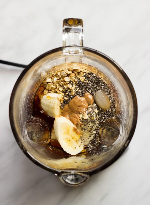 รูปภาพ:https://www.littlebroken.com/wp-content/uploads/2016/10/Coffee-Banana-Smoothie-with-Oats-and-Chia-2.jpg