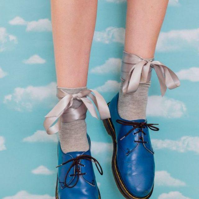 ภาพประกอบบทความ อิทเพอร์เฟกต์ !! 20 ไอเดียจับ 'ถุงเท้า' ดีไซน์สวยๆ คู่กับ 'รองเท้า' ให้ชุดโปรดโปรดขึ้น