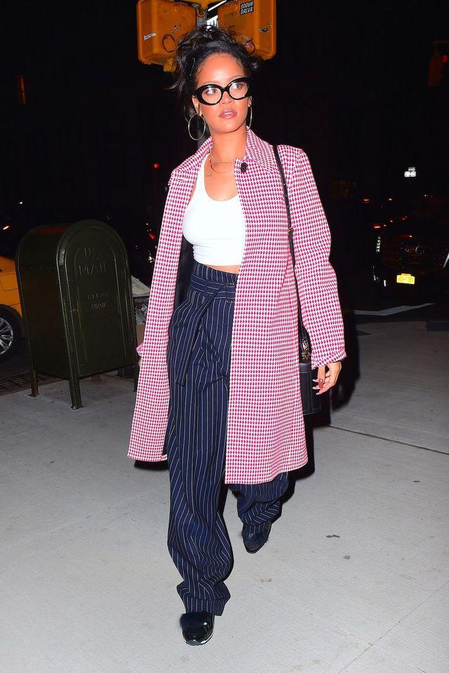 รูปภาพ:https://hips.hearstapps.com/hbz.h-cdn.co/assets/16/22/hbz-rihanna-january-2016-spl1202527_001.jpg?crop=1.0xw:1xh;center,top&resize=980:*