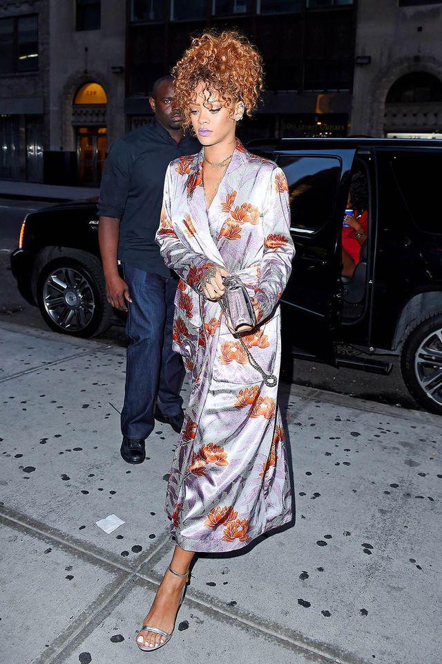 รูปภาพ:https://hips.hearstapps.com/hbz.h-cdn.co/assets/16/22/hbz-rihanna-august-2015-gettyimages-485912190.jpg?crop=1.0xw:1xh;center,top&resize=980:*