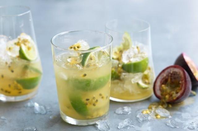 รูปภาพ:https://img.taste.com.au/T-S4eprt/w643-h428-cfill-q90/taste/2016/11/passionfruit-and-lime-cooler-103636-1.jpeg