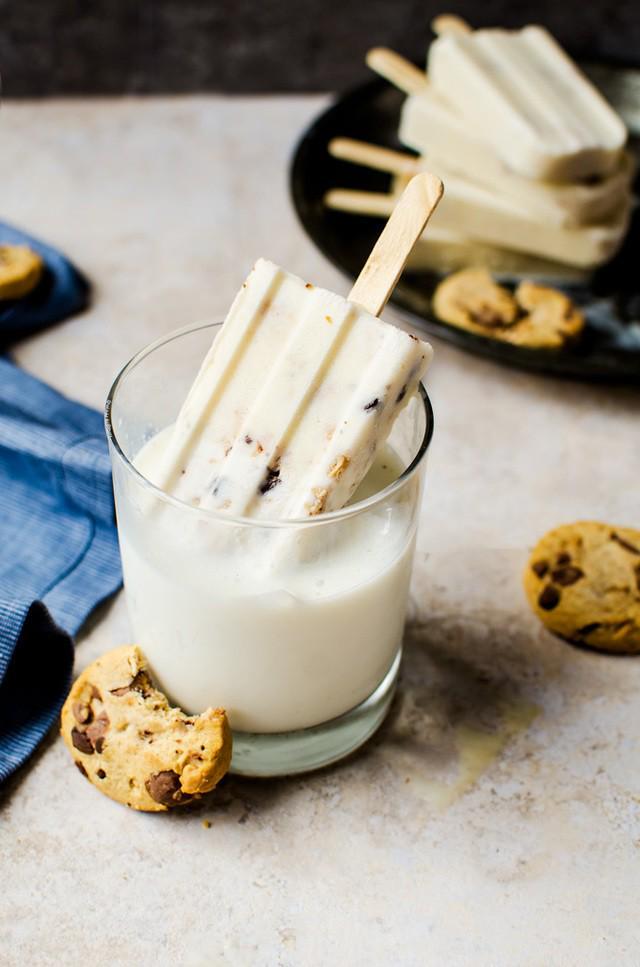 รูปภาพ:https://cookienameddesire.com/wp-content/uploads/2016/06/cookies-and-milk-popsicles-recipe-image.jpg