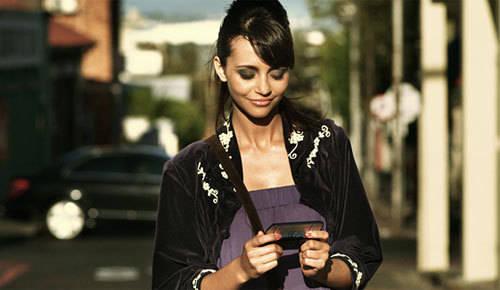 รูปภาพ:http://dandygadget.com/wp-content/uploads/2011/03/Sony_Ericsson_XperiaTM_Play_PLaystation_Smartphone_Beautiful_Girl_Model_Cellphones_Gaming_Gadgets.jpg