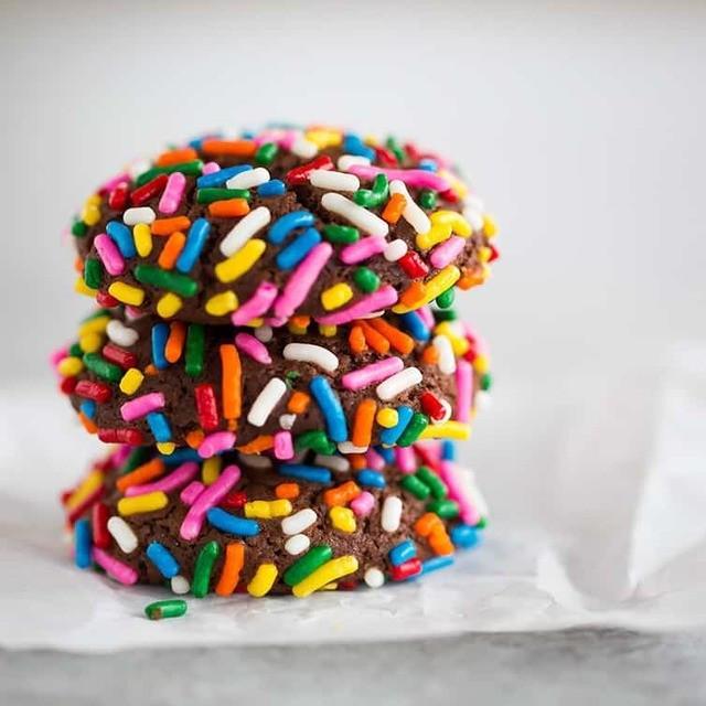 ตัวอย่าง ภาพหน้าปก:CHOCOLATE CRINKLE SPRINKLE COOKIES สูตรคุกกี้น้ำตาลหลากสี สวยแล้วยังอร่อยด้วย