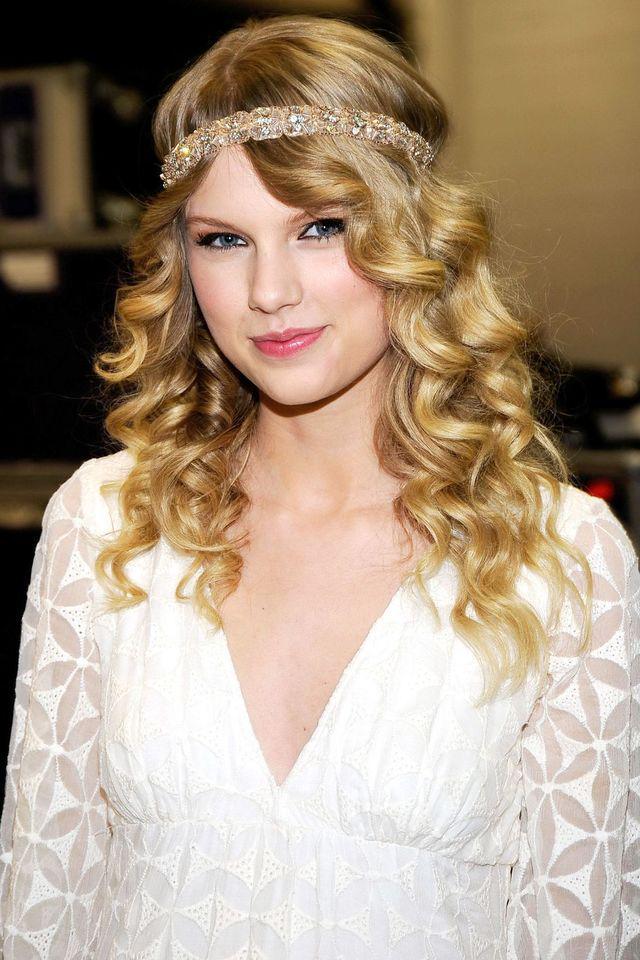 รูปภาพ:https://hips.hearstapps.com/hbz.h-cdn.co/assets/cm/15/03/54bbfb17d72f4_-_hbz-taylor-swift-hair-2009-3.jpg?crop=1.0xw:1xh;center,top&resize=980:*