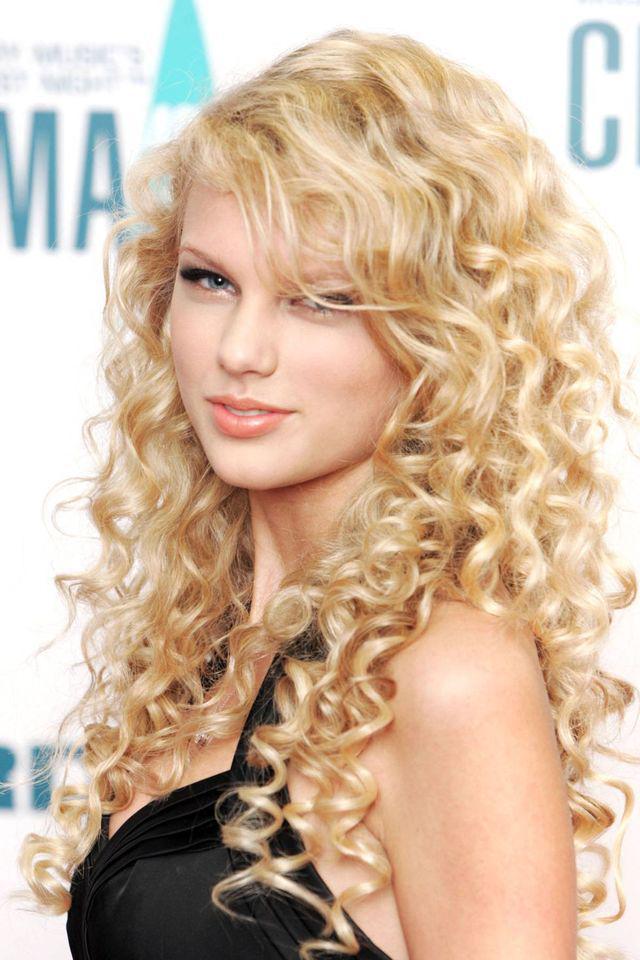 รูปภาพ:https://hips.hearstapps.com/hbz.h-cdn.co/assets/cm/15/03/54bbfb158e53a_-_hbz-taylor-swift-hair-2006-xl.jpg?crop=1.0xw:1xh;center,top&resize=980:*