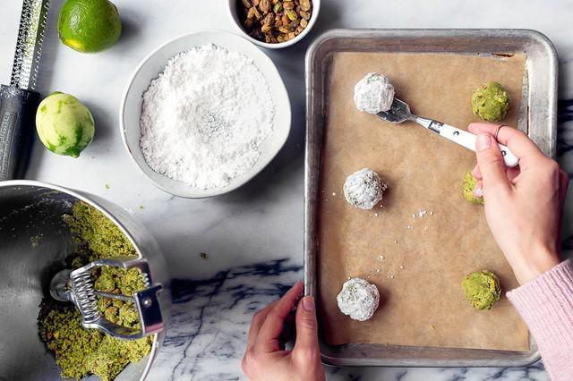 รูปภาพ:https://www.dessertfortwo.com/wp-content/uploads/2016/11/matcha-snowball-cookies-recipe-6.jpg