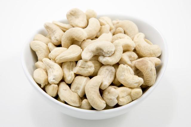 รูปภาพ:https://sep.yimg.com/ay/superiornut/raw-organic-cashews-10-pound-case-4.jpg
