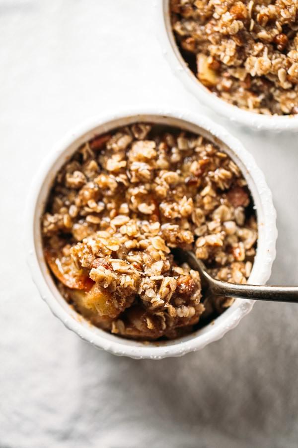 รูปภาพ:https://cdn.pinchofyum.com/wp-content/uploads/apple-crisp-2.jpg