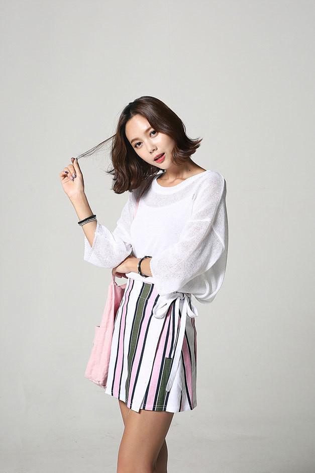 รูปภาพ:https://www.koreanfashionstore.com/korean-fashion/2016/070809/Color-Stripe-Wrap-Skirt-08.jpg