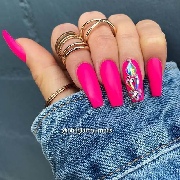รูปภาพ:https://stayglam.com/wp-content/uploads/2018/06/Vibrant-Pink-Nails-with-Rhinestone-Accent-Nail.jpg