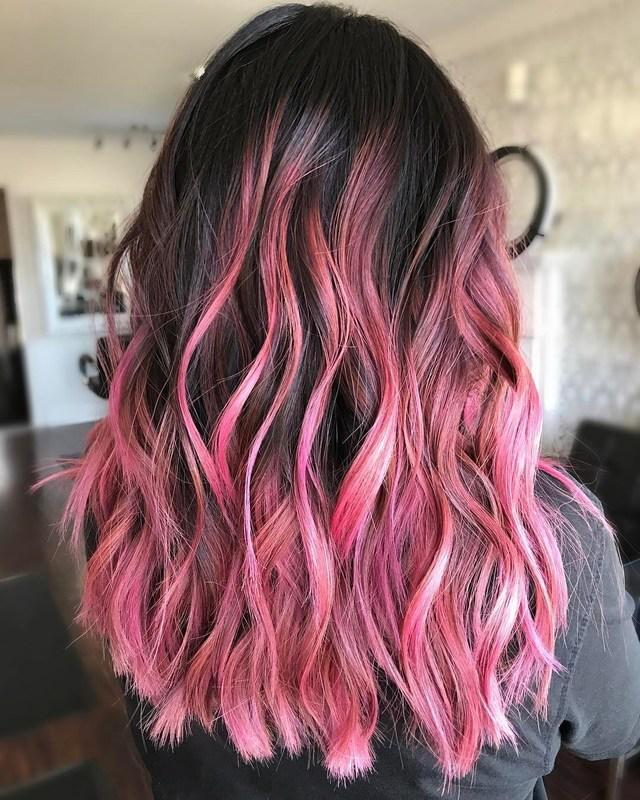 รูปภาพ:https://i2.wp.com/therighthairstyles.com/wp-content/uploads/2015/12/3-dark-brown-hair-with-pink-balayage.jpg