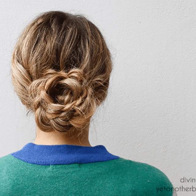 ภาพประกอบบทความ วิธีขดผมเปียให้เป็นดอกไม้ 'Flower hair bun' ผมบันชิคๆ ทำง่าย