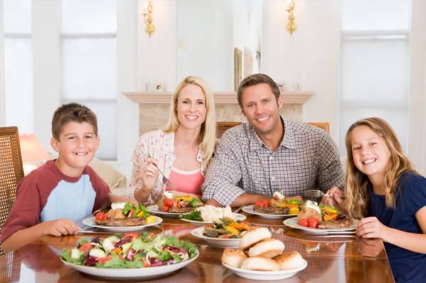 รูปภาพ:http://cdn.sheknows.com/articles/family-meal-at-dinner-table.jpg