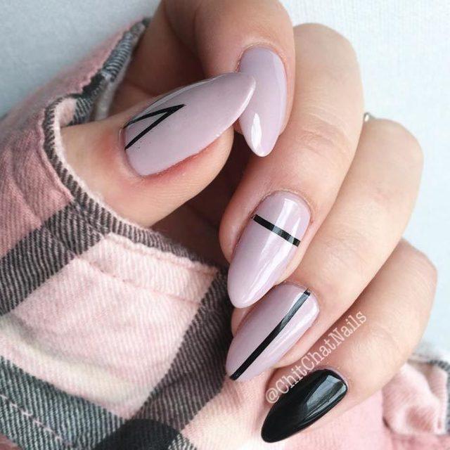 รูปภาพ:https://naildesignsjournal.com/wp-content/uploads/2017/10/black-nails-cool-ideas-almond-stripes.jpg