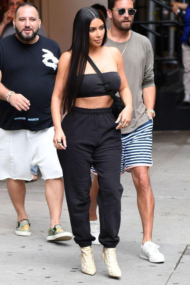 รูปภาพ:https://hips.hearstapps.com/hmg-prod.s3.amazonaws.com/images/hbz-kim-kardashian-0802-splash-index-1501707116.jpg?crop=1xw:1xh;center,top&resize=980:*