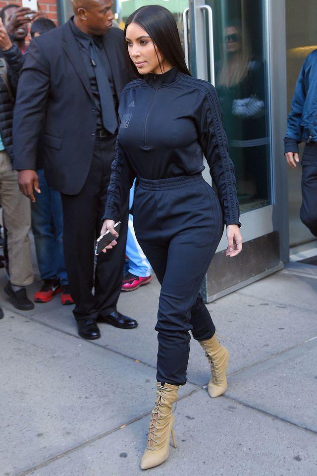 รูปภาพ:https://hips.hearstapps.com/hmg-prod.s3.amazonaws.com/images/hbz-kim-kardashian-0515-getty-1494956750.jpg?crop=1xw:1xh;center,top&resize=980:*