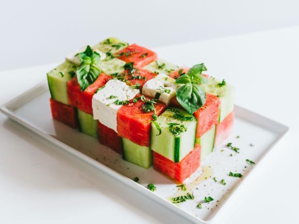รูปภาพ:https://food.fnr.sndimg.com/content/dam/images/food/fullset/2017/7/17/0/FN_Thomas-Cubed-Watermelon-Cucumber-Feta-Salad_s4x3.jpg.rend.hgtvcom.616.462.suffix/1500327141958.jpeg