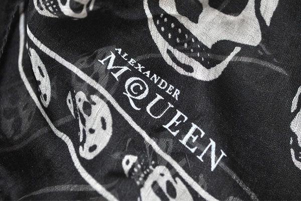 รูปภาพ:https://stayglam.com/wp-content/uploads/2014/09/Alexander-McQueen-Skull-Scarf-Logo.jpg
