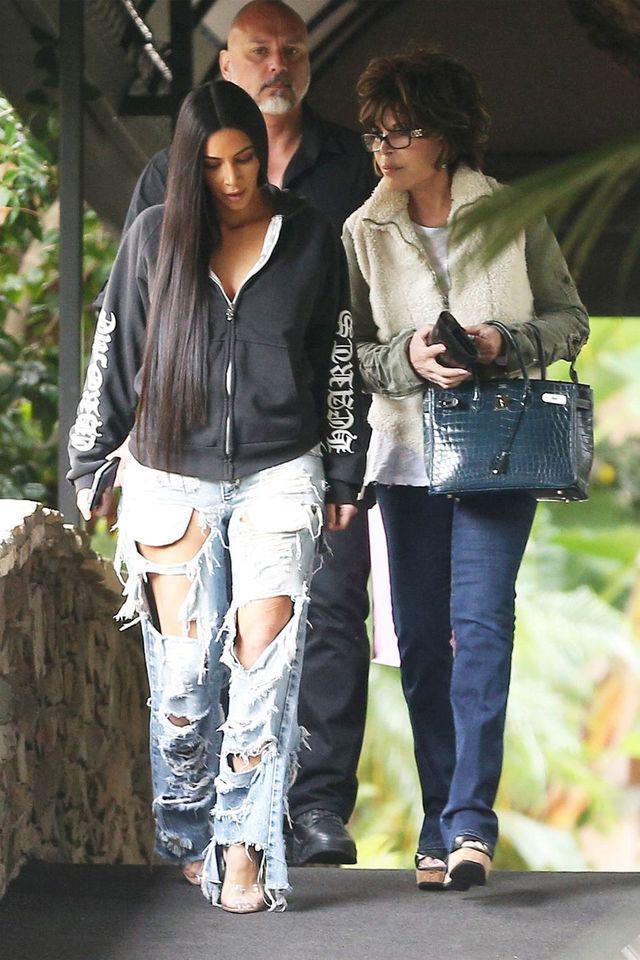 รูปภาพ:https://hips.hearstapps.com/hbz.h-cdn.co/assets/17/01/hbz-kim-kardashian-style-0104-ag_160462_011.jpg?crop=1.0xw:1xh;center,top&resize=980:*