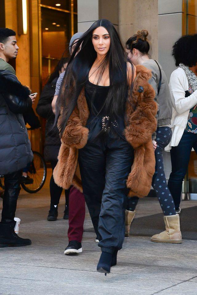 รูปภาพ:https://hips.hearstapps.com/hbz.h-cdn.co/assets/17/07/hbz-kim-kardashian-0216-getty.jpg?crop=1.0xw:1xh;center,top&resize=980:*