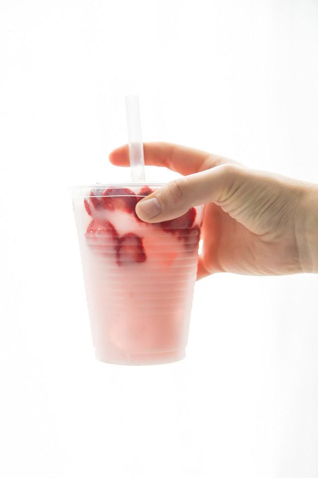รูปภาพ:https://40aprons.com/wp-content/uploads/2018/04/healthy-pink-drink-strawberry-refresher-whole30-4-2.jpg