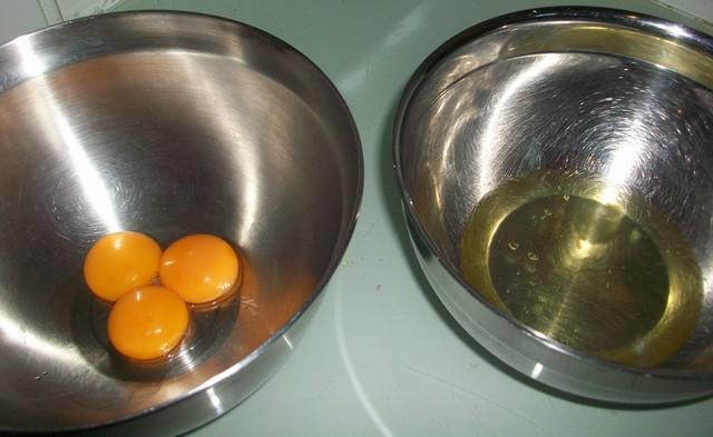รูปภาพ:http://www.letsshareknowledge.com/wp-content/uploads/2015/05/step-1-separating-egg-yolks-and-whites-recipe-tiramisu.jpg
