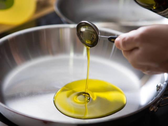รูปภาพ:http://www.seriouseats.com/images/2015/03/20150320-cooking-olive-oil-vicky-wasik-4.jpg
