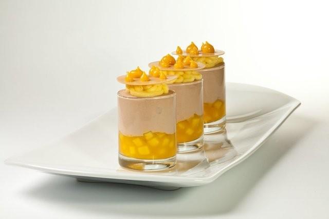 รูปภาพ:https://thechefsconnection.com/wp-content/uploads/2017/08/mango-almond-praline-verrine_bachour-chocolate.jpg